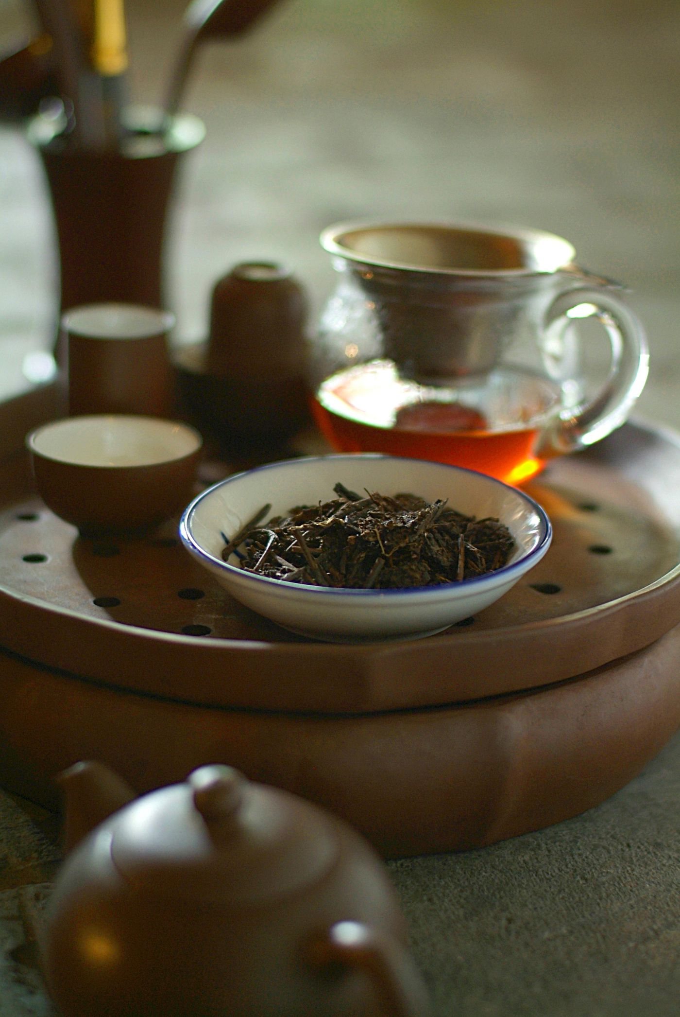 Loose tea leaves and a glass teapot